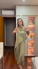 Conjunto Blusa Frente Única Assimétrica e Calça Pantalona Poá Dourado - Verde Oliva - frente