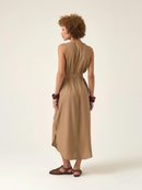 Vestido Midi Gabiroba em Linho - Caramelo - costas