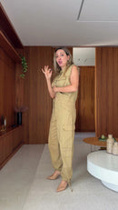 Conjunto Colete e Calça Cargo em Algodão Caramelo - Caramelo - lateral