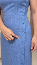 Vestido Forrado com fenda e botões laterais