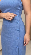 Vestido Forrado com fenda e botões laterais