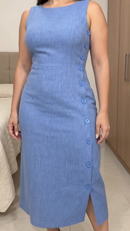 Vestido Forrado com fenda e botões laterais