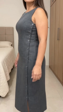 Vestido Forrado com fenda e botões laterais