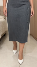 Vestido Forrado com fenda e botões laterais