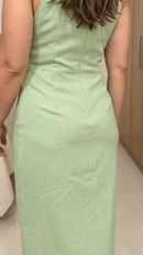 Vestido Forrado com fenda e botões laterais